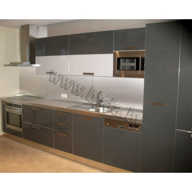 Линейная кухня. Серая с белым