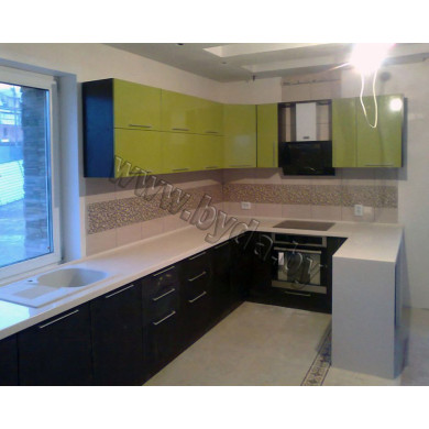 Угловая кухня, дополненная столом