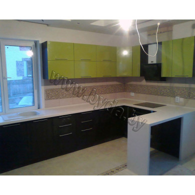 Угловая кухня, дополненная столом