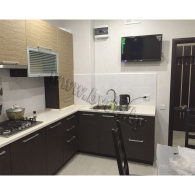 Угловая кухня. Древесная с черным