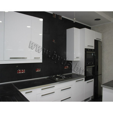 Угловая кухня с отдельно стоящей барной стойкой. Белая