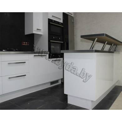 Угловая кухня с отдельно стоящей барной стойкой. Белая