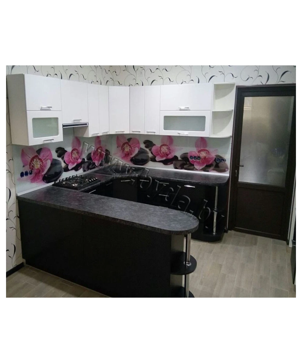 Угловая кухня на 3 стены. Белая с черным и фотоскиналью "SPA"