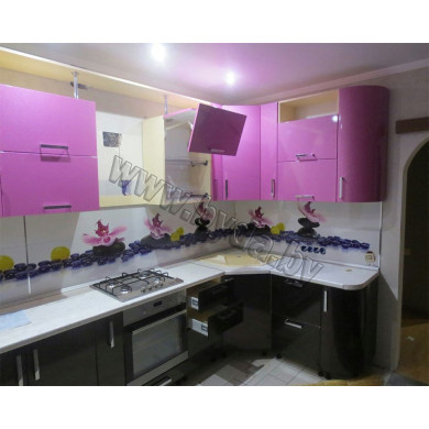 Угловая кухня с оформлением подоконника и барной стойкой. Сиреневая с черным и фотоскиналью "Relax"