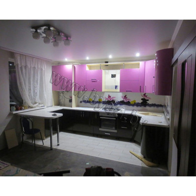 Угловая кухня с оформлением подоконника и барной стойкой. Сиреневая с черным и фотоскиналью "Relax"