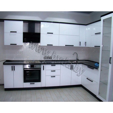 Угловая кухня. Белая со стеклянным шкаф-пеналом