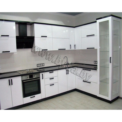 Угловая кухня. Белая со стеклянным шкаф-пеналом