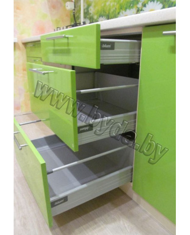 Угловая кухня в сочных зеленых оттенках