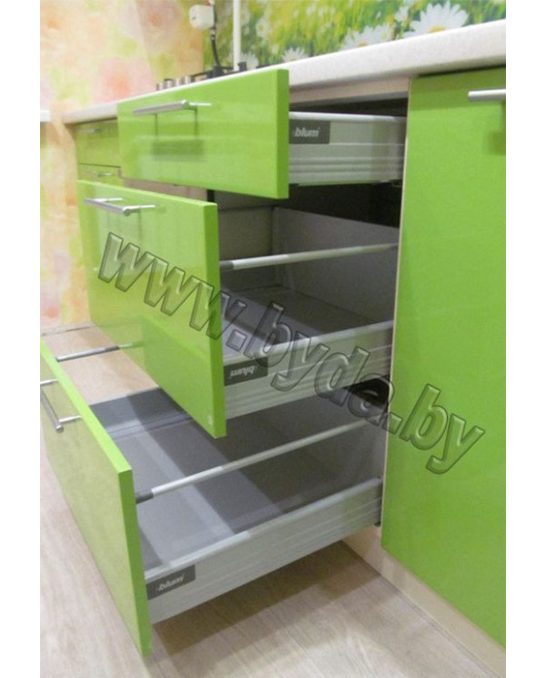 Угловая кухня в сочных зеленых оттенках