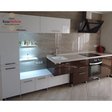 Бело-коричневая линейная кухня с полочками