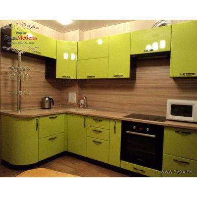 Угловая салатовая кухня с древесным фартуком