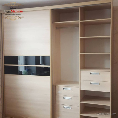 Корпусный шкаф-купе древесной текстуры со вставками стекла Лакобель