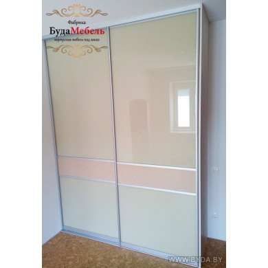 Встроенный шкаф-купе с бежевым стеклом Лакобель