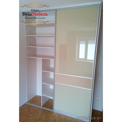 Встроенный шкаф-купе с бежевым стеклом Лакобель
