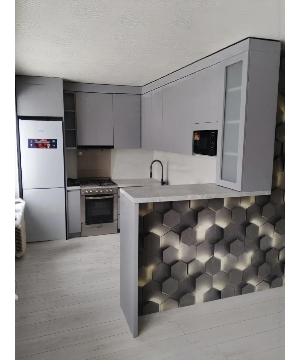 Кухонный гарнитур в сером цветовом решении.