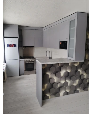 Кухонный гарнитур в сером цветовом решении.