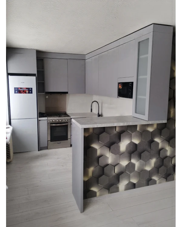Кухонный гарнитур в сером цветовом решении.