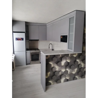 Кухонный гарнитур в сером цветовом решении.