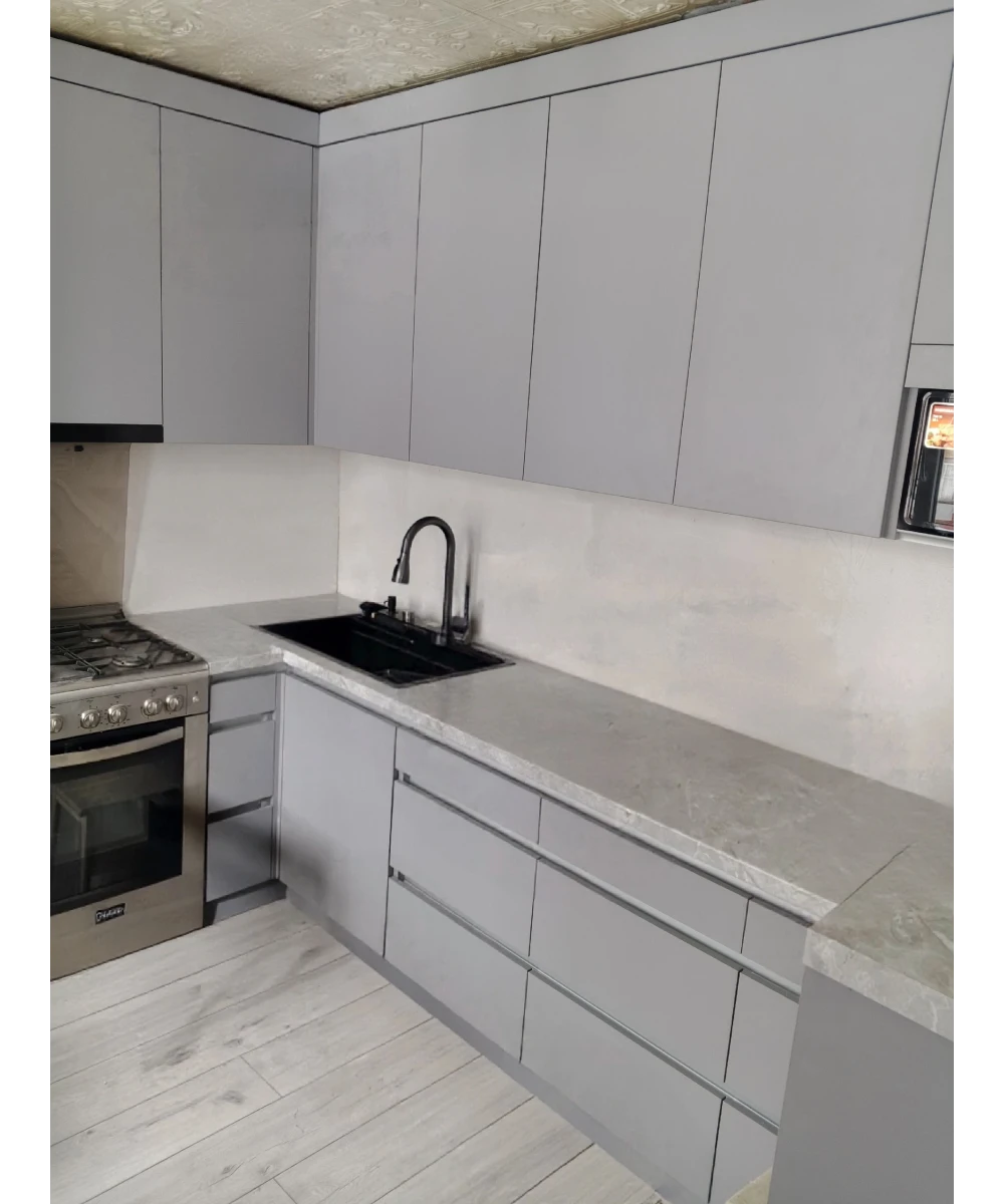 Кухонный гарнитур в сером цветовом решении.