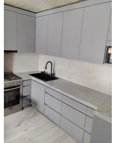 Кухонный гарнитур в сером цветовом решении.