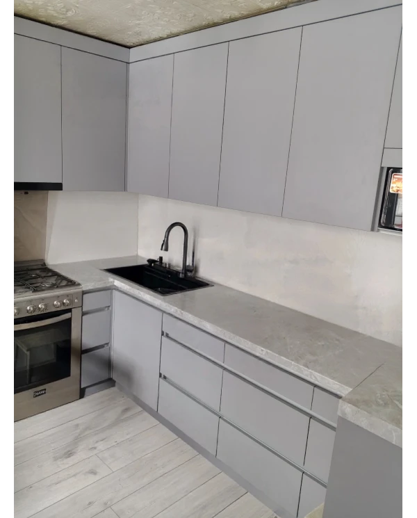 Кухонный гарнитур в сером цветовом решении.