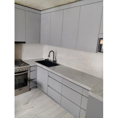 Кухонный гарнитур в сером цветовом решении.