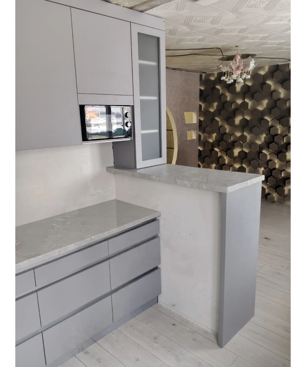 Кухонный гарнитур в сером цветовом решении.