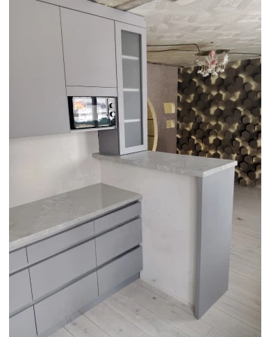 Кухонный гарнитур в сером цветовом решении.