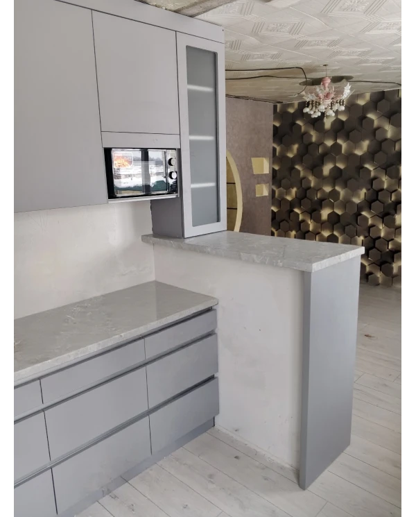 Кухонный гарнитур в сером цветовом решении.