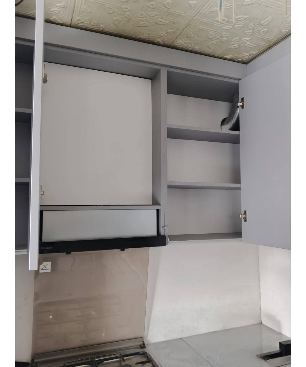 Кухонный гарнитур в сером цветовом решении.