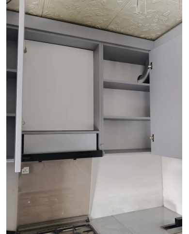 Кухонный гарнитур в сером цветовом решении.