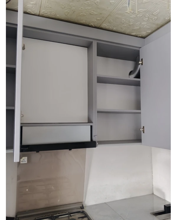 Кухонный гарнитур в сером цветовом решении.