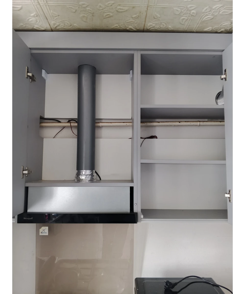 Кухонный гарнитур в сером цветовом решении.