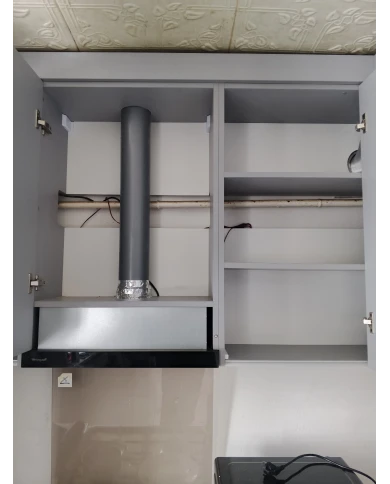 Кухонный гарнитур в сером цветовом решении.