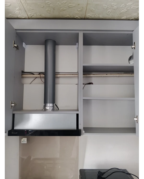 Кухонный гарнитур в сером цветовом решении.