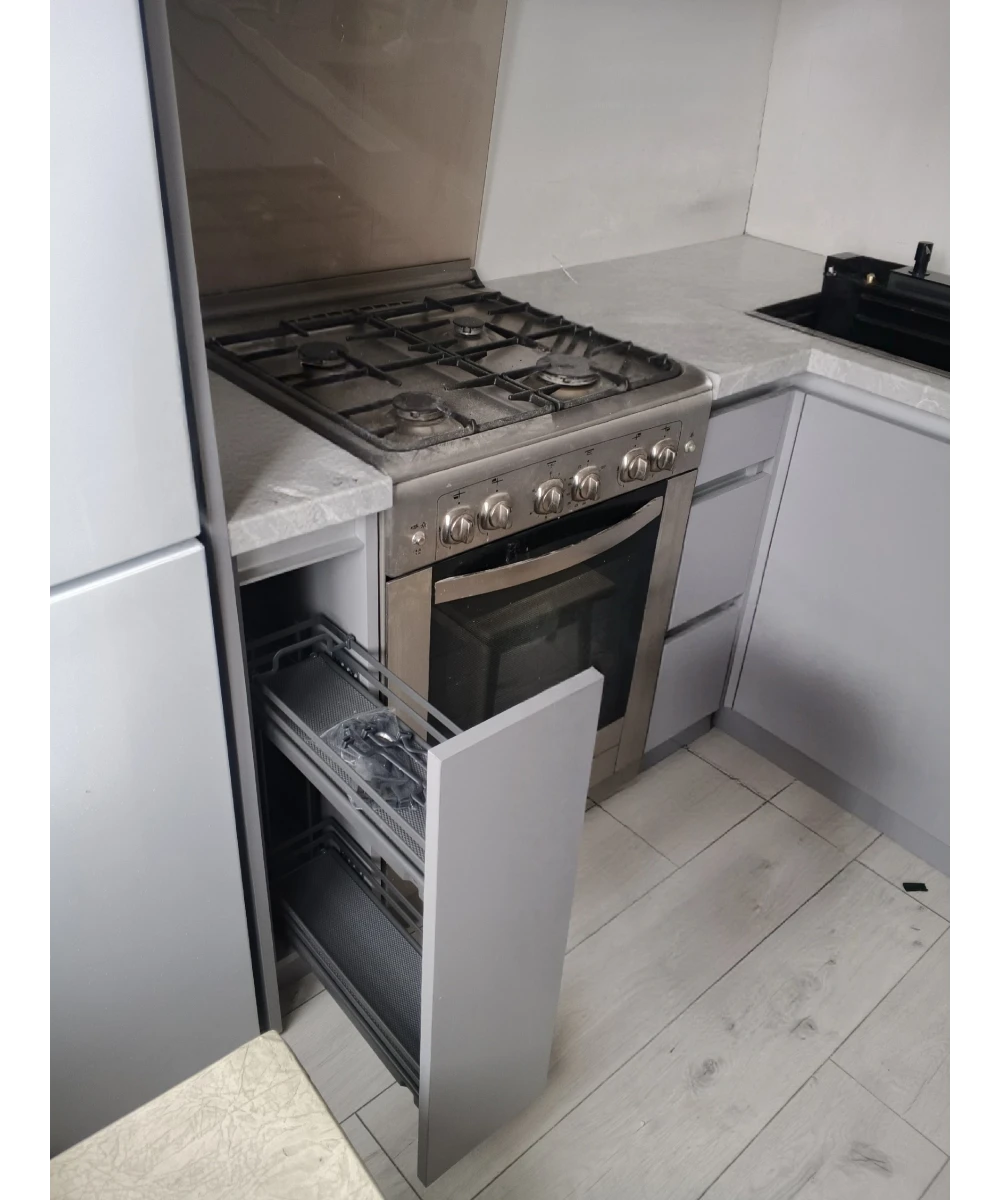 Кухонный гарнитур в сером цветовом решении.