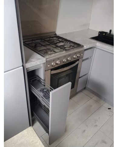 Кухонный гарнитур в сером цветовом решении.