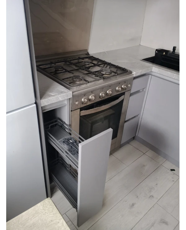 Кухонный гарнитур в сером цветовом решении.