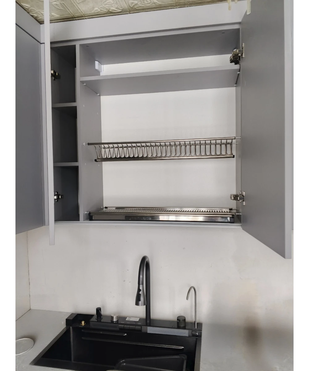 Кухонный гарнитур в сером цветовом решении.