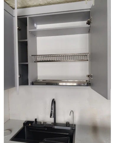 Кухонный гарнитур в сером цветовом решении.