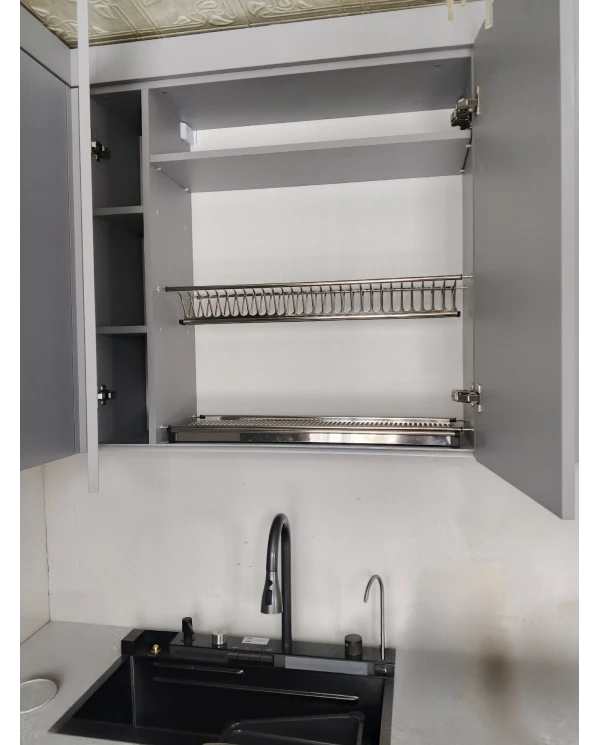 Кухонный гарнитур в сером цветовом решении.