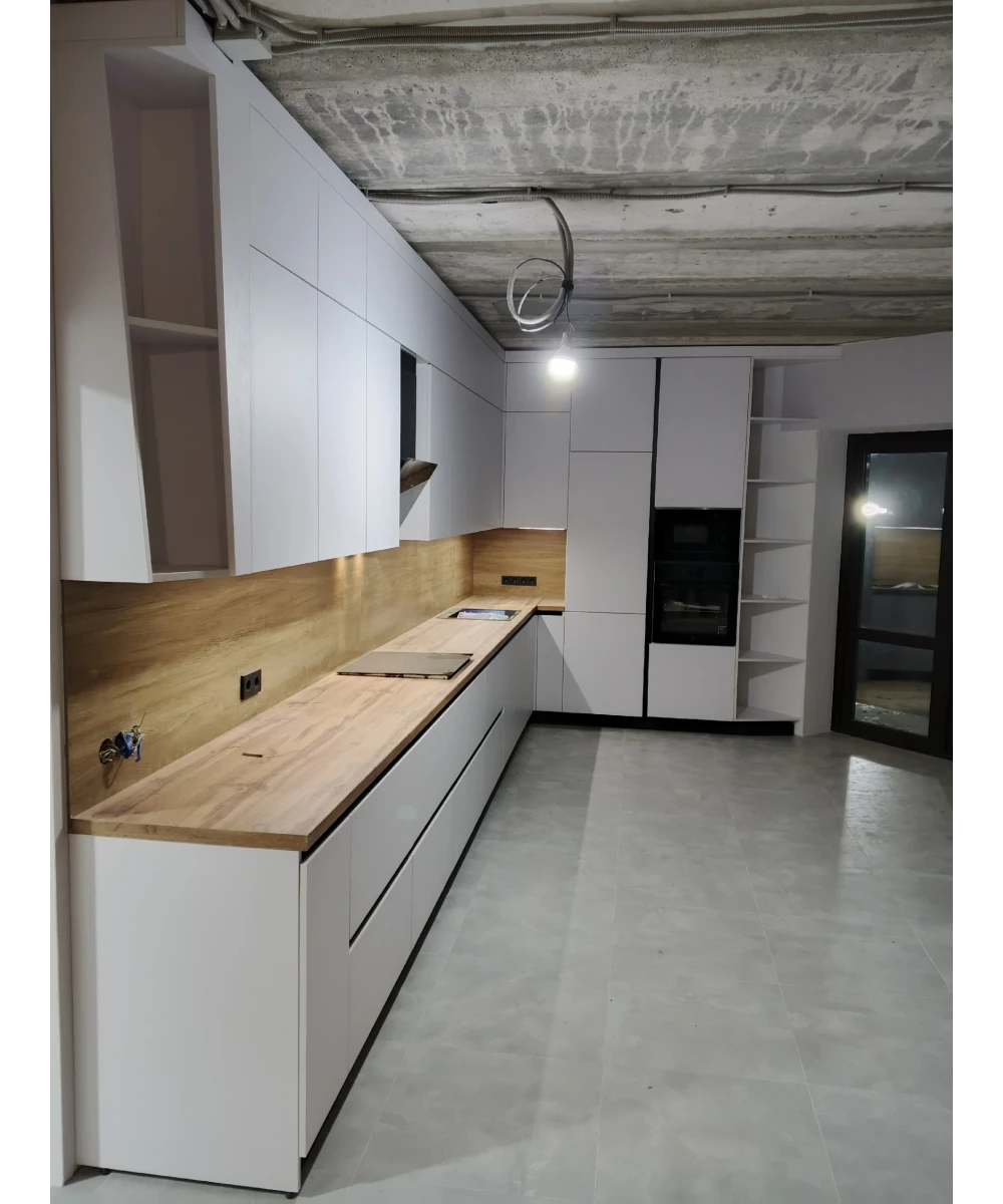 Кухонный гарнитур в белом цветовом решении.