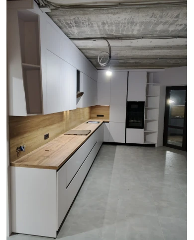 Кухонный гарнитур в белом цветовом решении.