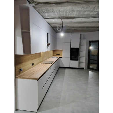 Кухонный гарнитур в белом цветовом решении.