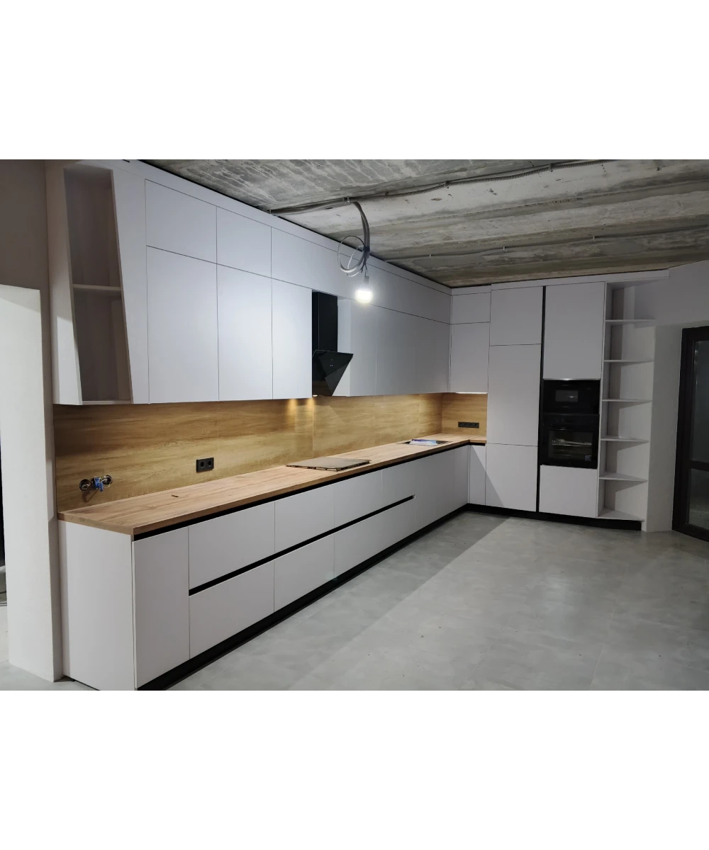 Кухонный гарнитур в белом цветовом решении.