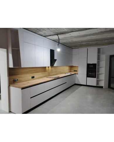 Кухонный гарнитур в белом цветовом решении.