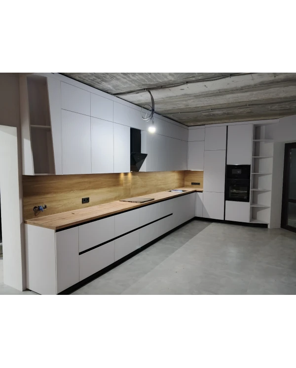 Кухонный гарнитур в белом цветовом решении.