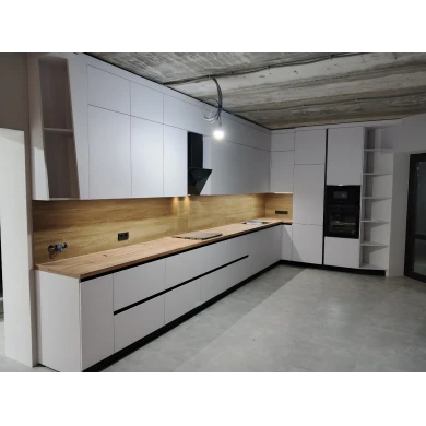 Кухонный гарнитур в белом цветовом решении.