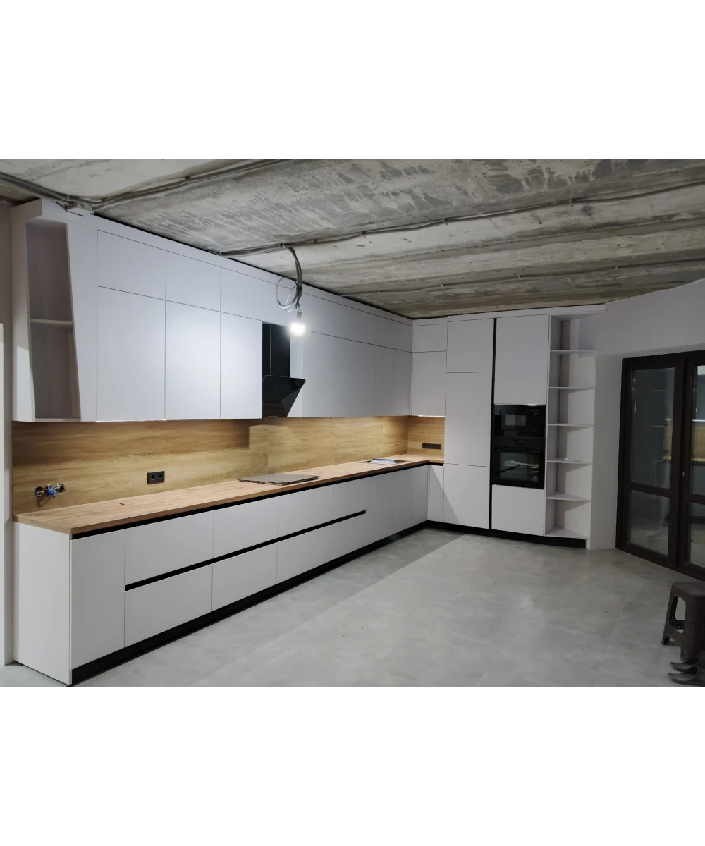 Кухонный гарнитур в белом цветовом решении.