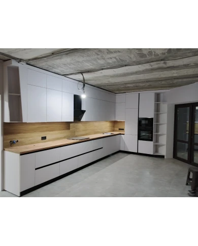 Кухонный гарнитур в белом цветовом решении.